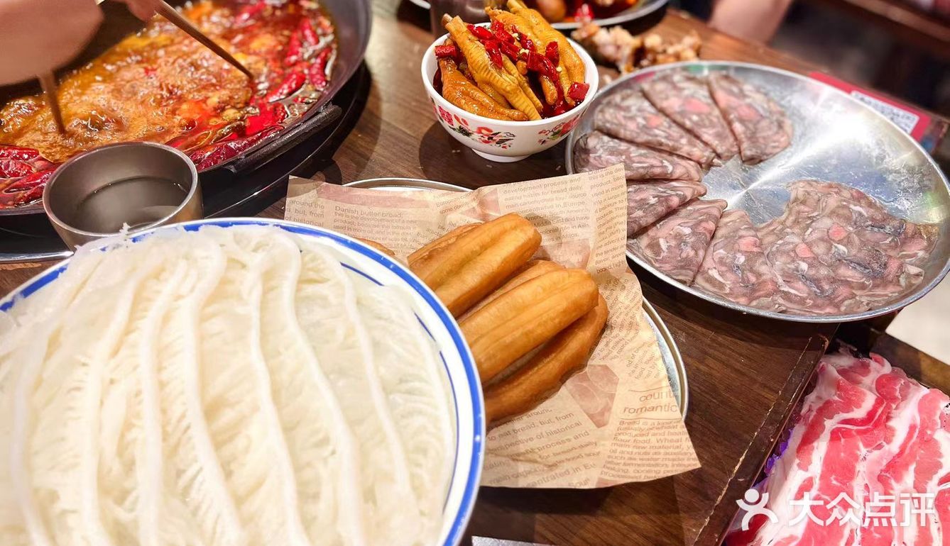 酱汁浓郁，很下饭。乌漆嘛黑冰汤圆口感Q弹，汤圆皮薄馅大