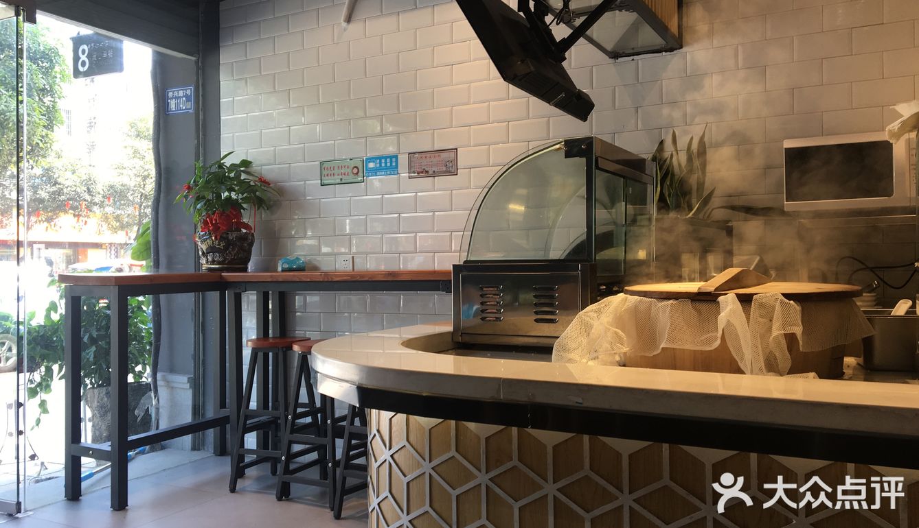 用芝麻、燕麦等五谷做的米浆，虽然小姐姐提醒了会烫口