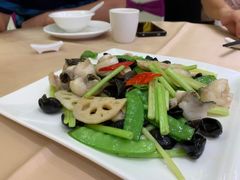 伴水芹清炒鱼片-东方印象大酒楼(拱北店)