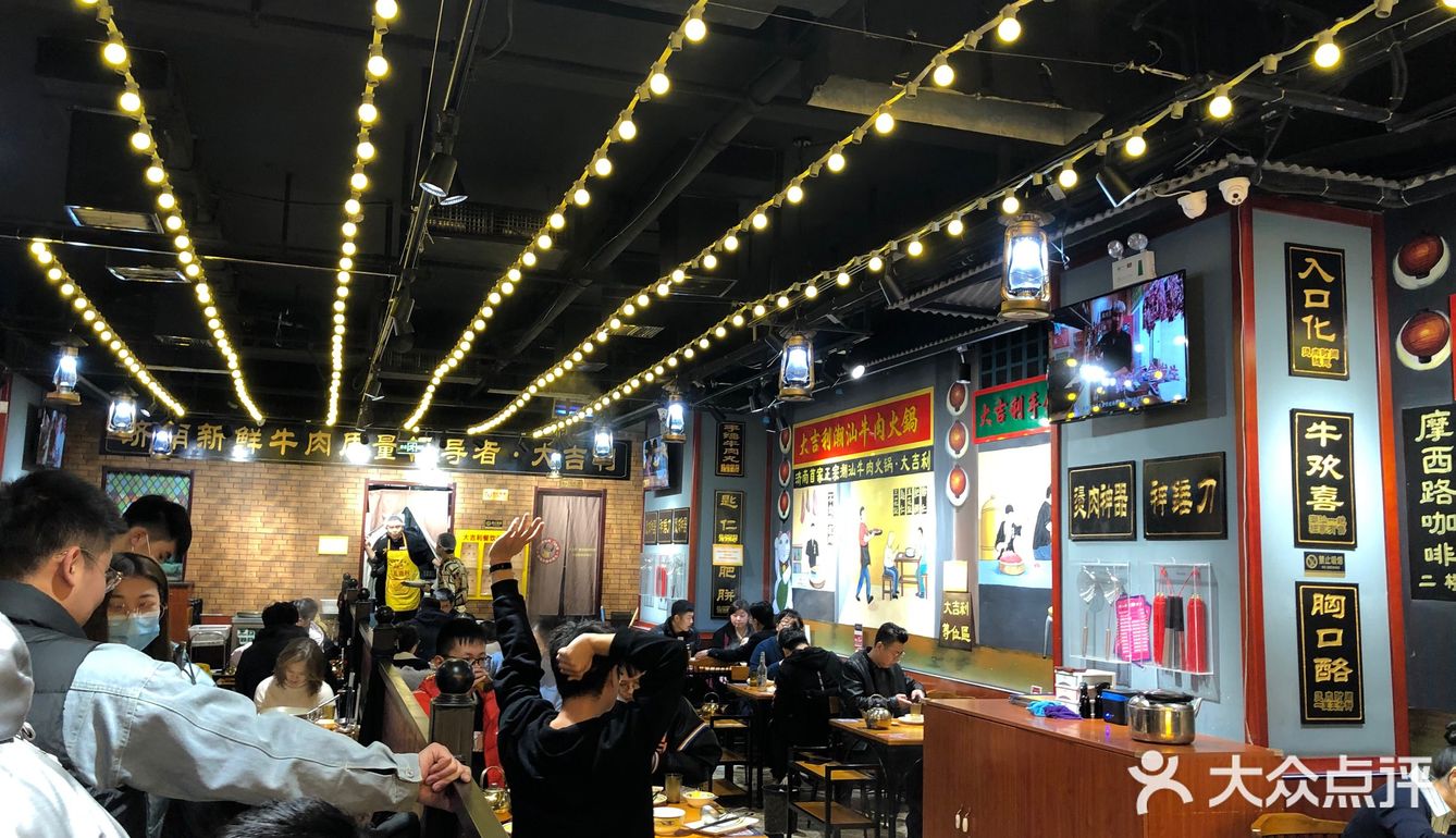 大桌不多，看上去附近的学生，上班族很多