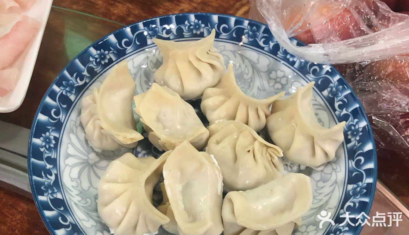 朋友过生日大家集合一起吃鸡