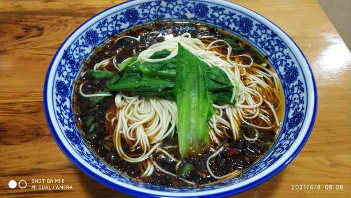 打分 每次回家乡都要来吃胡辣壳的小面,味道好,份量足,面也有弹性筋道