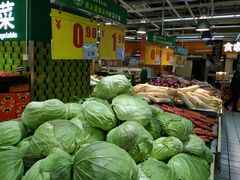 。蔬菜水果区品种繁多，新鲜，价格便宜。-家乐福(八宝街店)