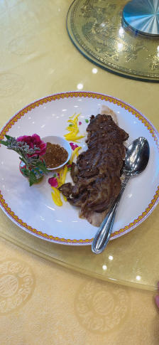 除夕定在了白家大院,一是因为够喜庆,再有菜品口味也很符合家里人的