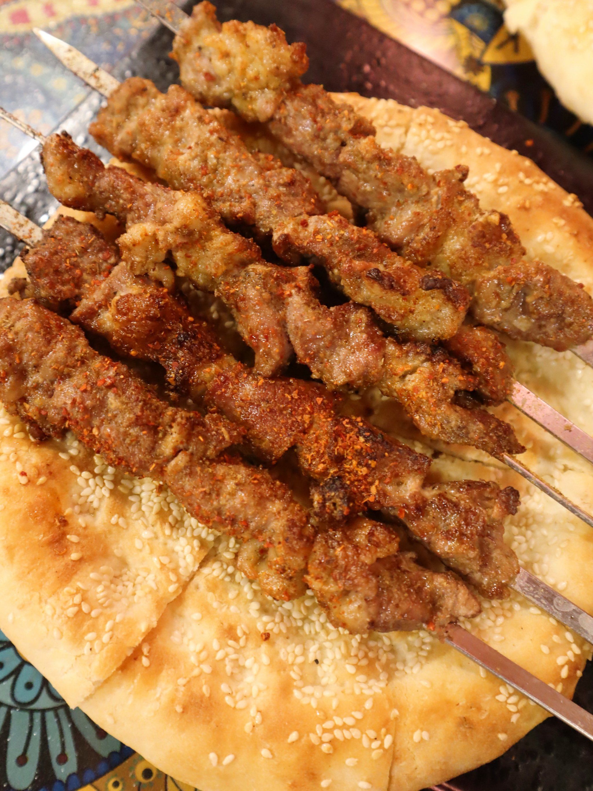新疆羊肉串配烤馕,好吃停不下来