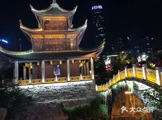 打车从黔灵山公园去的，虽然看着路上人、车熙熙攘攘的