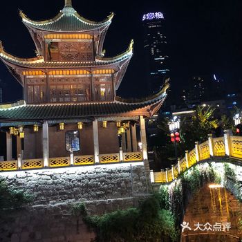 打车从黔灵山公园去的，虽然看着路上人、车熙熙攘攘的