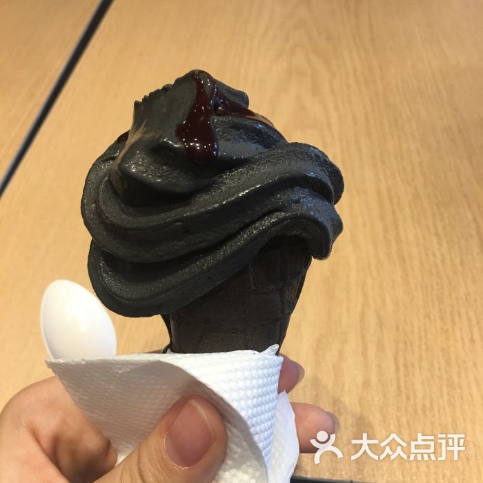 汉堡王(天津奥城彩七汇店)酷黑火山华夫冰淇淋(黑芝麻)图片 