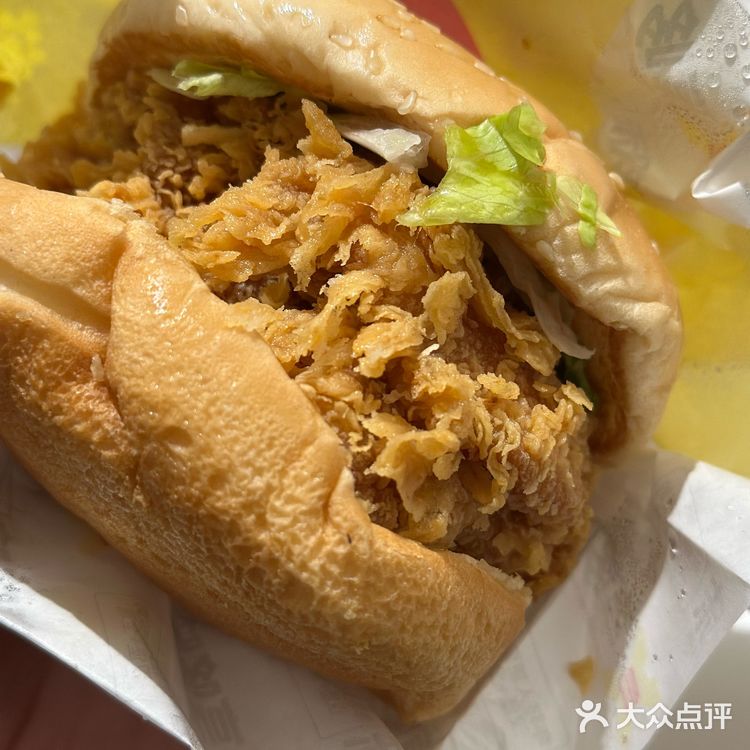 疯狂星期三的活动也太划算了吧，三个汉堡只要13元