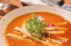 Tom Yum Soup with Sprouted Peanuts