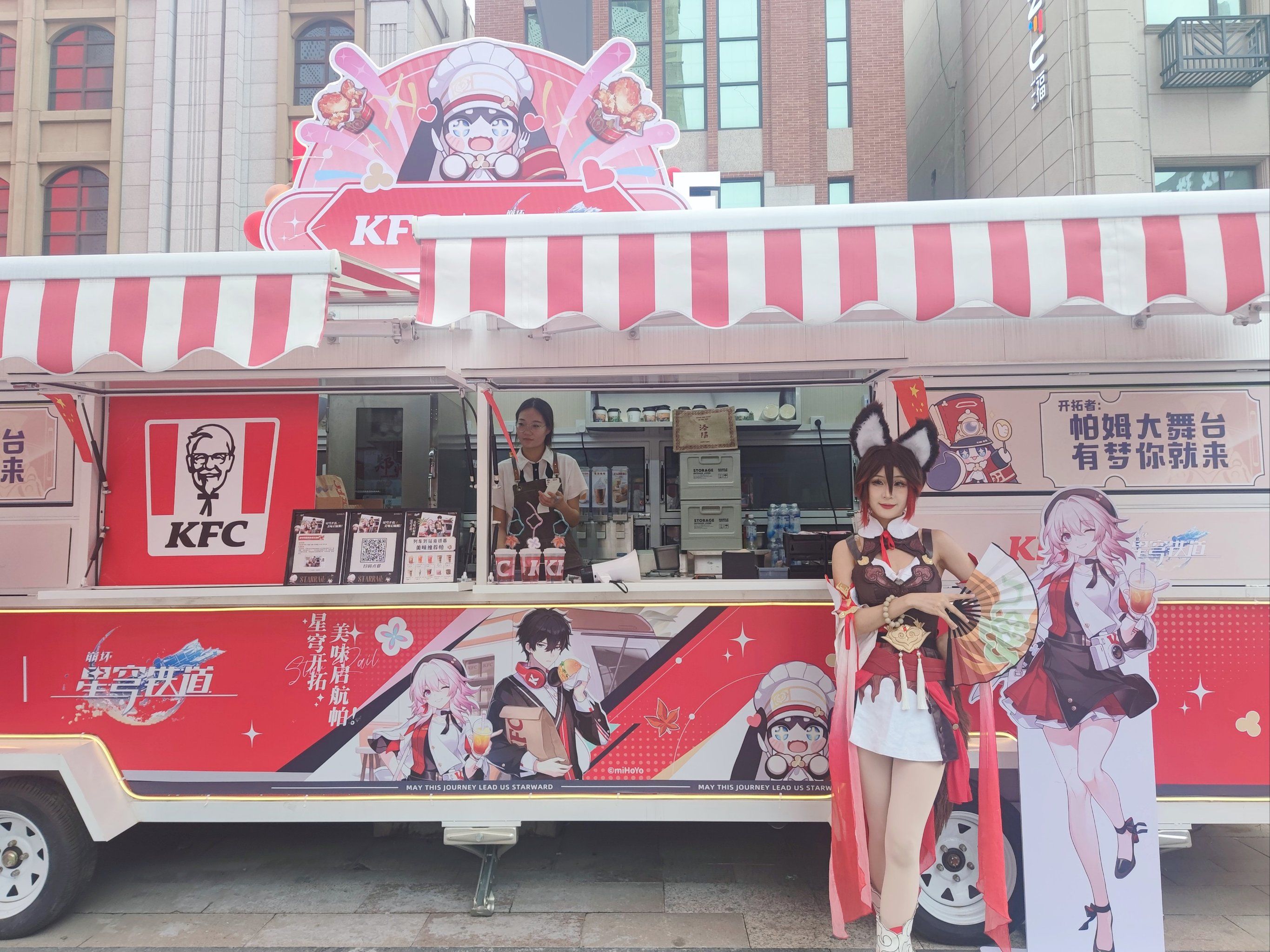 郑州的肯德基真潮,好多人去和美女姐姐照相