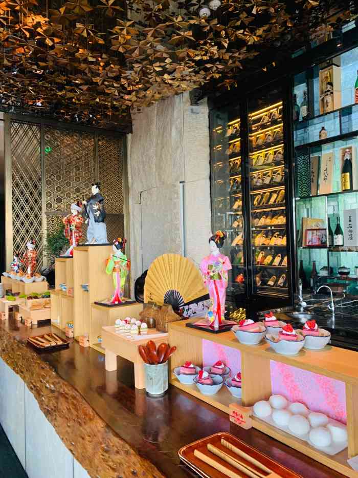 甜食是自己取的,还有一个四宫格的形式有烤青花鱼,天妇罗,鸡肉串和烤