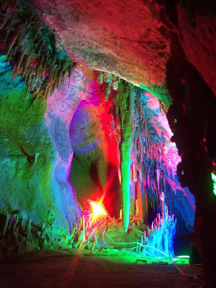 木兰溶洞"木兰峪风景区位于满城县西北约20公里处的.