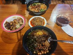 -爆炸头阿姨小四川正宗川味小吃(无任何分店)