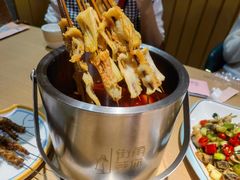 沸腾的锅锅毛肚-街角等你.大连海鲜烧烤.经典铁板海鲜串(西安路店)