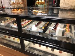 面包甜点陈列柜-松咖啡自助餐厅·松北香格里拉