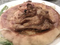 下面那个面包也很好吃哦-巴扎美食·新疆菜·西域歌舞表演餐厅(新疆大厦店)