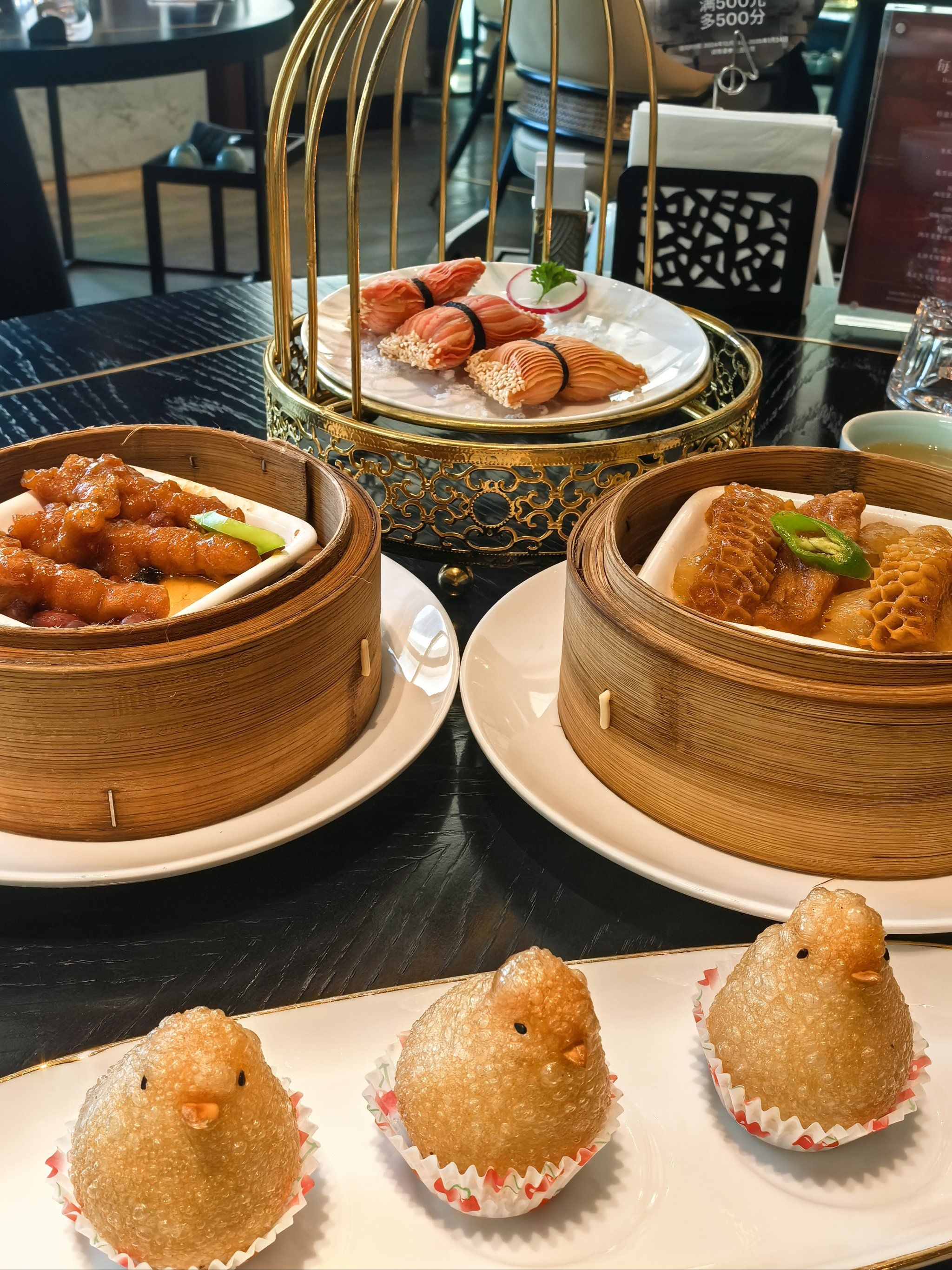 点心的摆盘非常精致,每一份都像艺术品一样