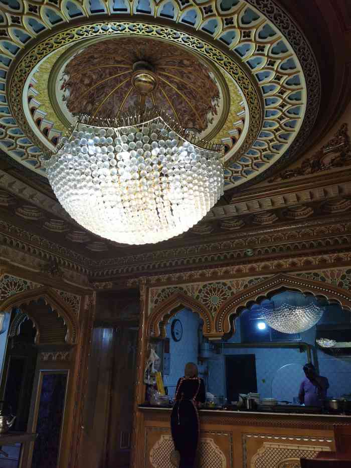 新疆金胡杨餐厅-"饭馆在拉萨所谓五岔路口的地方,之前路过.