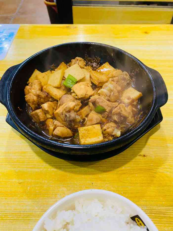 杨铭宇黄焖鸡米饭(富康店)-"杨铭宇黄焖鸡米饭,味道还可以,可以去试试