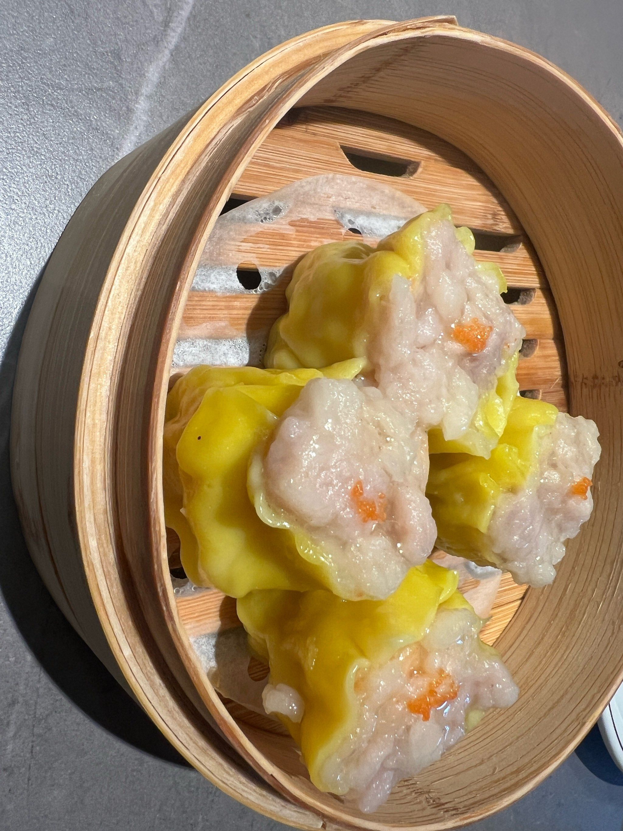 鲜虾蟹籽烧麦皇一端上桌,我就被它精致的卖