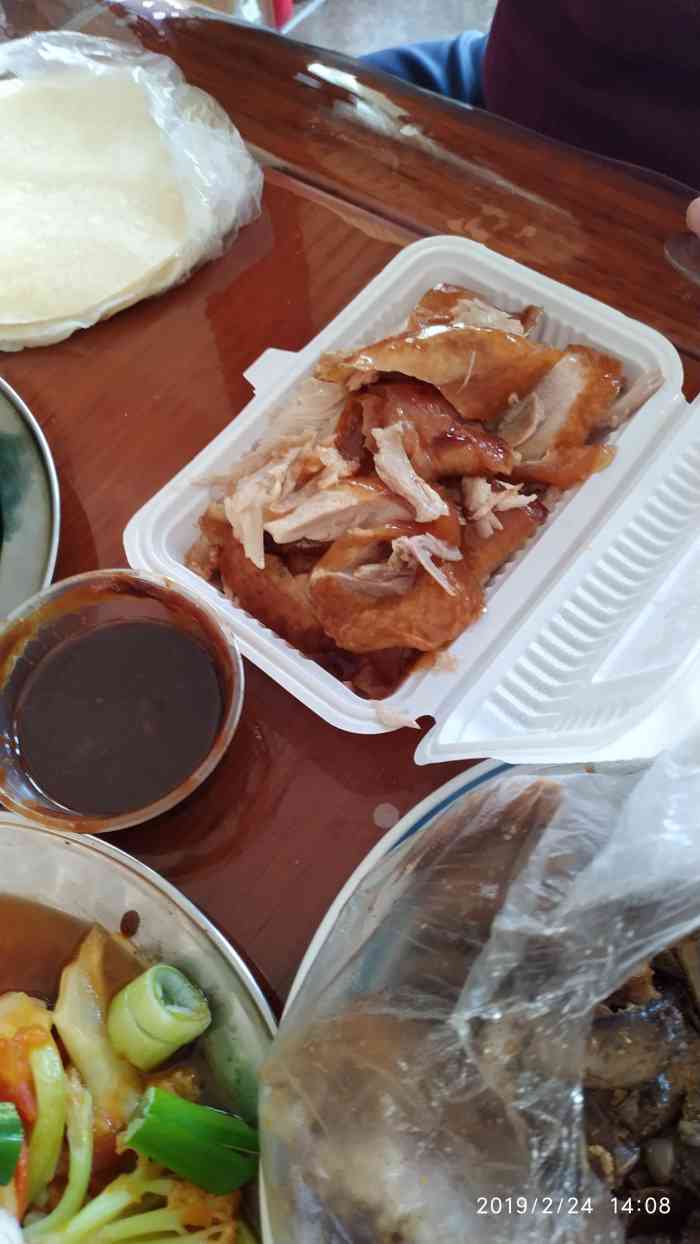 刘记北京烤鸭-"一份送饼,有葱,酱,还分开两份,鸭架又炸.