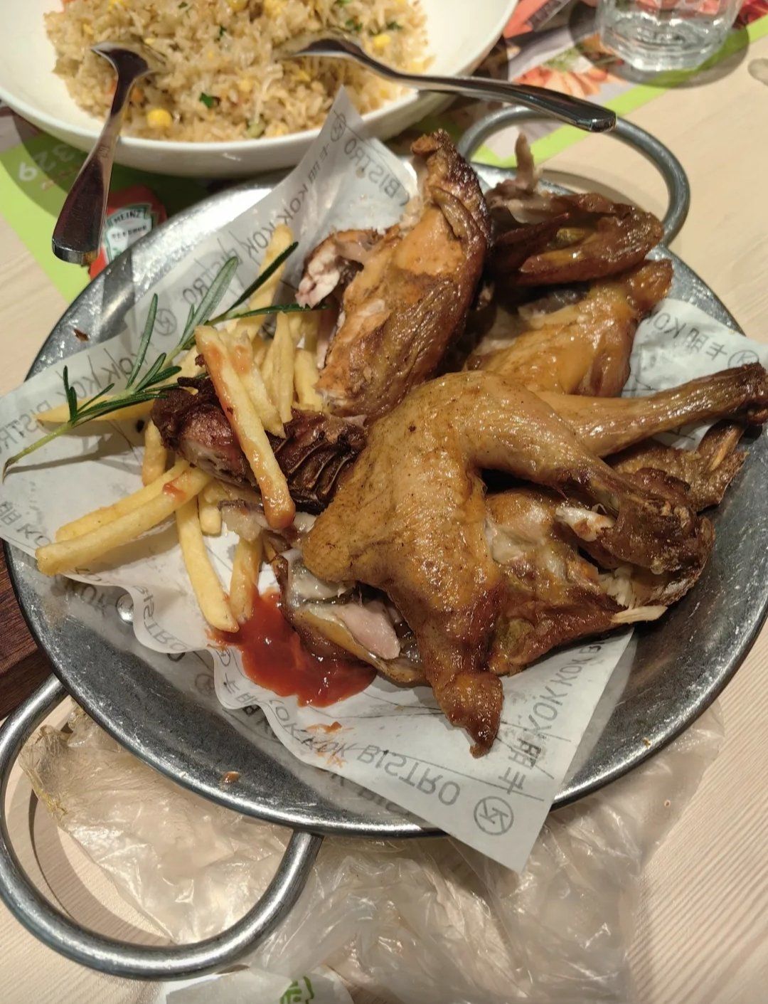蘑菇忌廉汤味道浓郁,搭配法包块酥脆