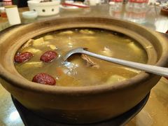 护肝草炖老鸡汤-永記粤菜·五指毛桃花雕鸡煲(九亭店)