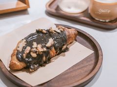 黑芝麻牛角包-Oasis coffee燕谷咖啡(公信店)