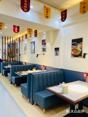 一城一味港式茶餐厅，这家餐厅以其正宗的港式风味和舒适