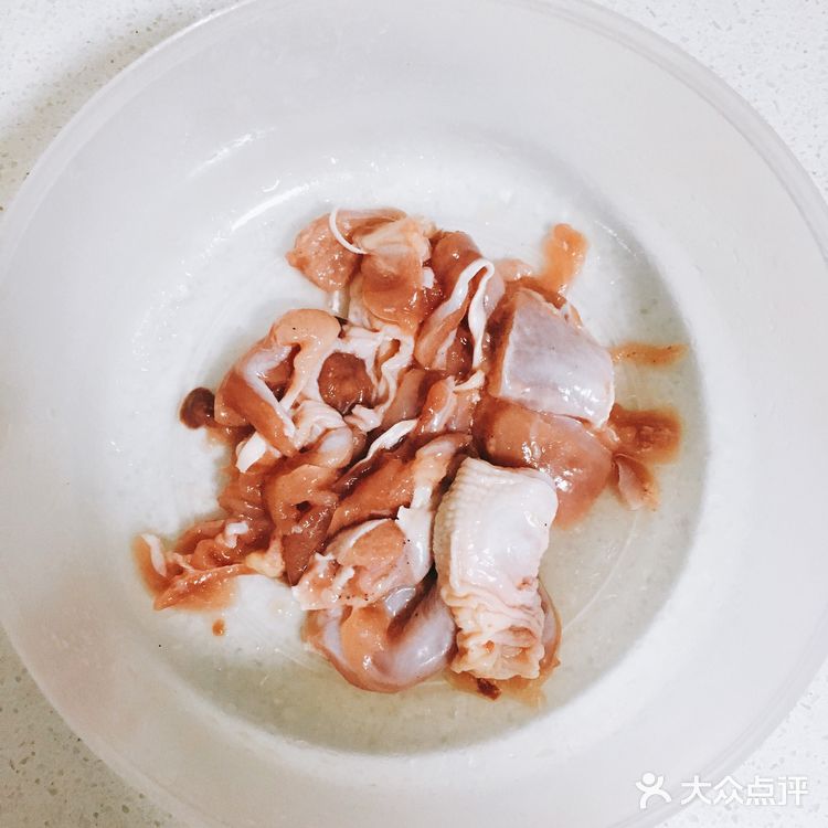 拌上糖、醋、酱油、蒜末、白芝麻、小葱、香菜、芝麻油