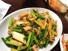 蒜苗炒肉-水根饭店
