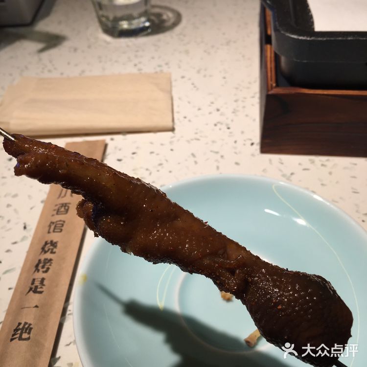 门店不大但很好找，里面空间更小，楼上还建了个阁楼