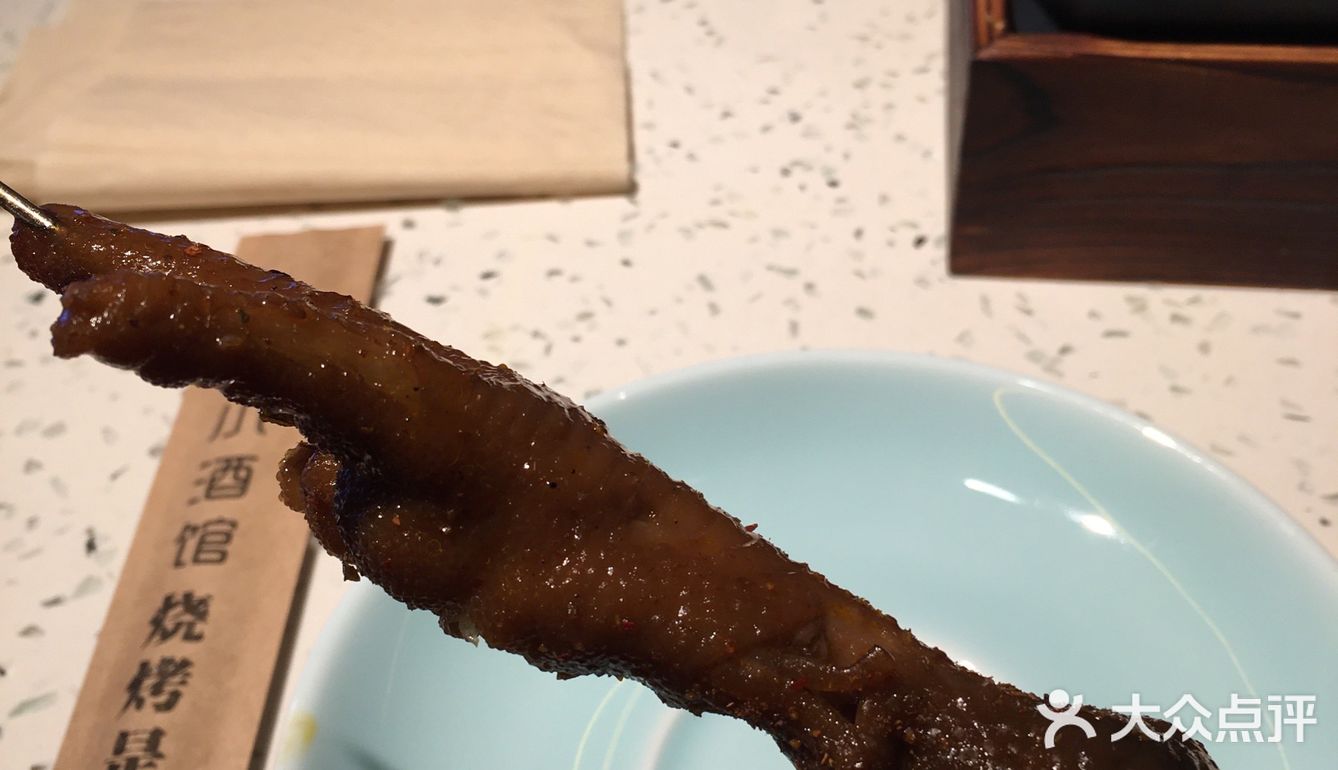 门店不大但很好找，里面空间更小，楼上还建了个阁楼