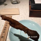 门店不大但很好找，里面空间更小，楼上还建了个阁楼