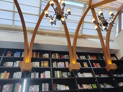 -钟书阁(松江泰晤士小镇店)