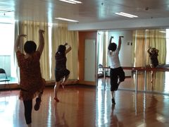 放学后仍练习跳舞的同学-广州老年大学