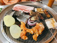 -围炉肉舍•炭烤活鳗•丹东海鲜烤肉(步行街店)