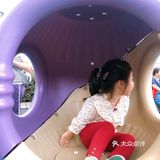 看上去荡得很高，但其实人是整个陷在里面