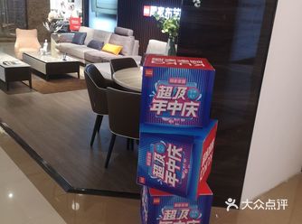 拍照打卡圣地来啦。美女都是爱自拍的，只要是女孩子。不