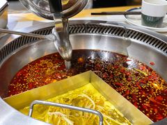 酸菜麻辣鸳鸯锅-吃城都·鱼蛙火锅(西玉龙街店)