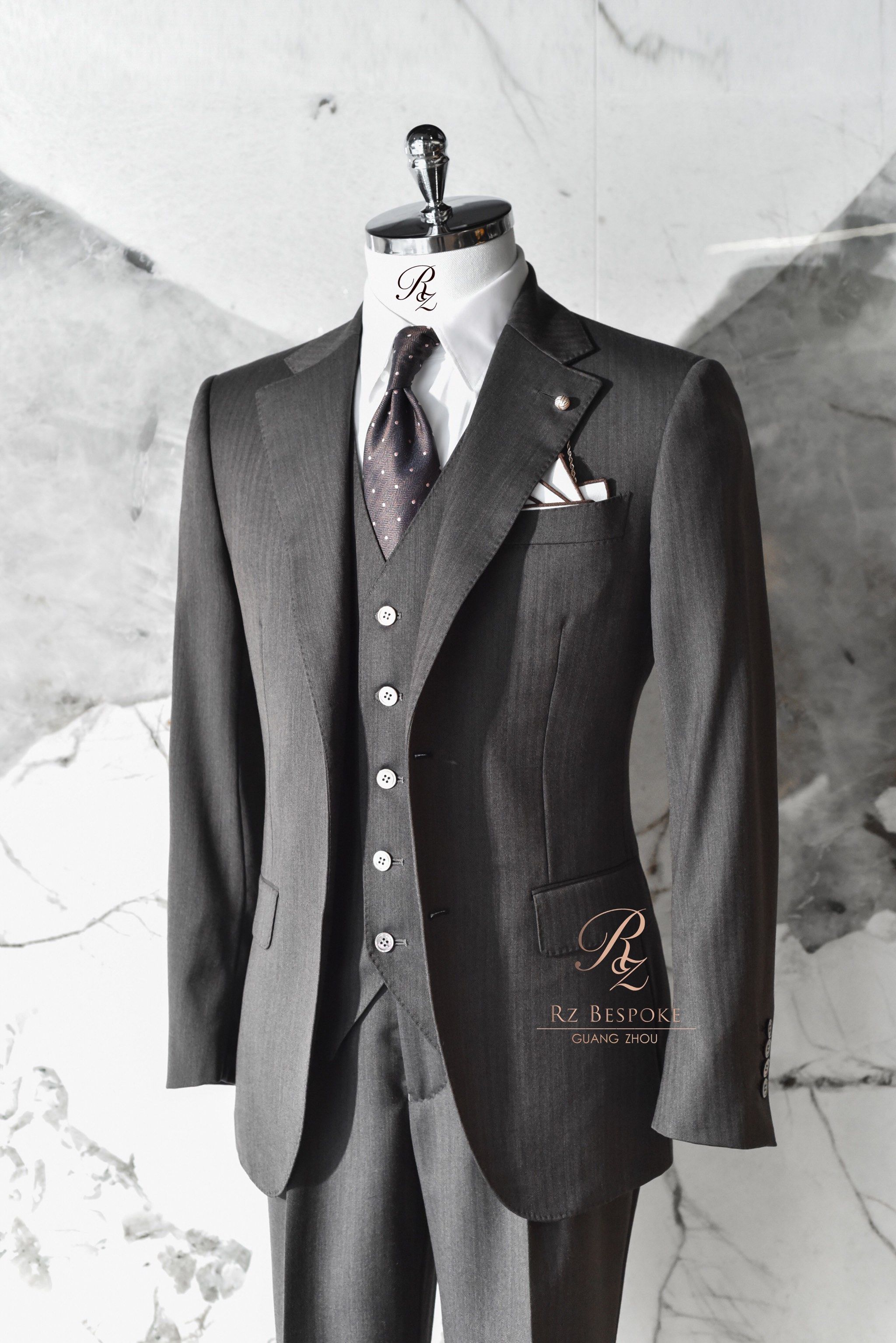 咖色暗条纹诠释复古绅士