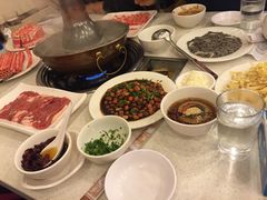 糖蒜/手切羊羔肉/炸豆皮/毛肚/小料/拌花生/现炸辣椒油-八先生涮肉房(三里河店)