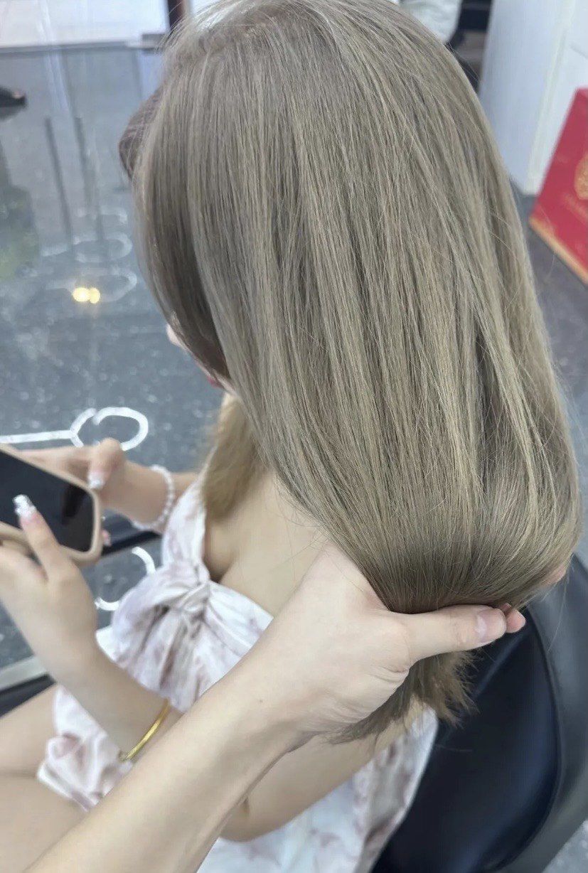 奶奶灰发色适合年轻活力的小姐姐背快来看看
