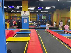 -爱蹦iBOON蹦床运动馆(江汉店)