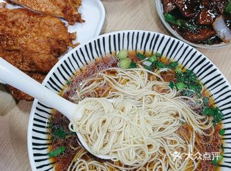 走在番禺路上，发现了这家苏式红汤面馆，走进店里