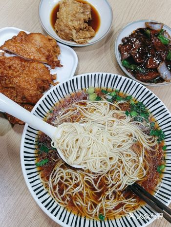 走在番禺路上，发现了这家苏式红汤面馆，走进店里
