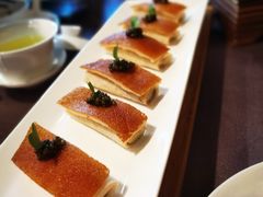 鱼子酱配脆皮烤乳猪-广州文华东方酒店·江-由辉师傅主理