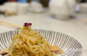 Crispy Chicken with Jellyfish and Fragrant Wine Sauce