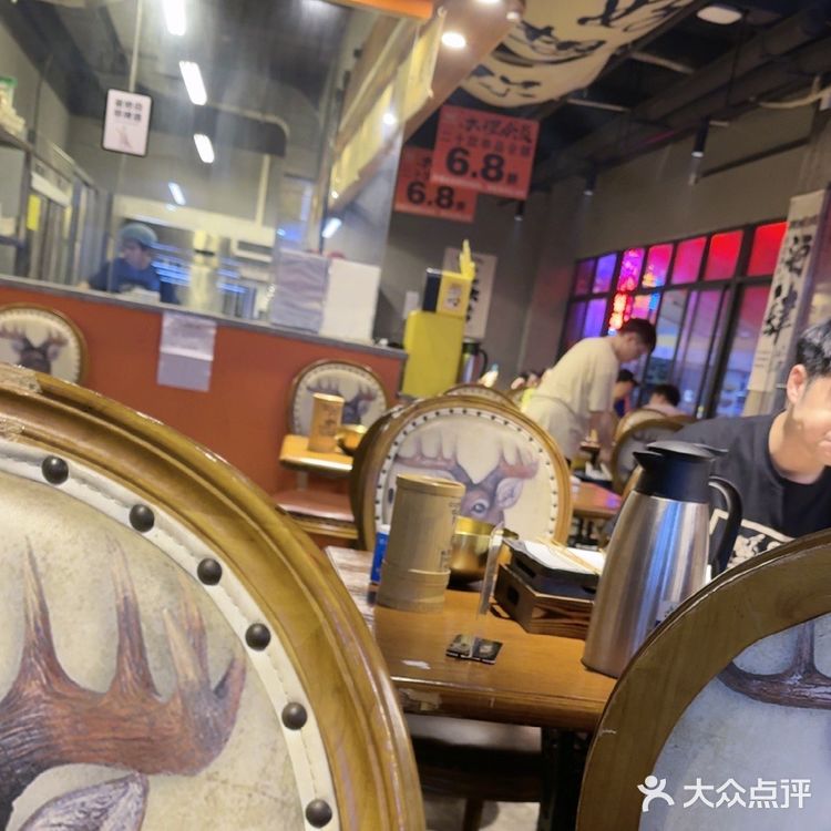 这里的呼伦贝尔羊肉串真是一绝!嫩滑多汁的羊肉